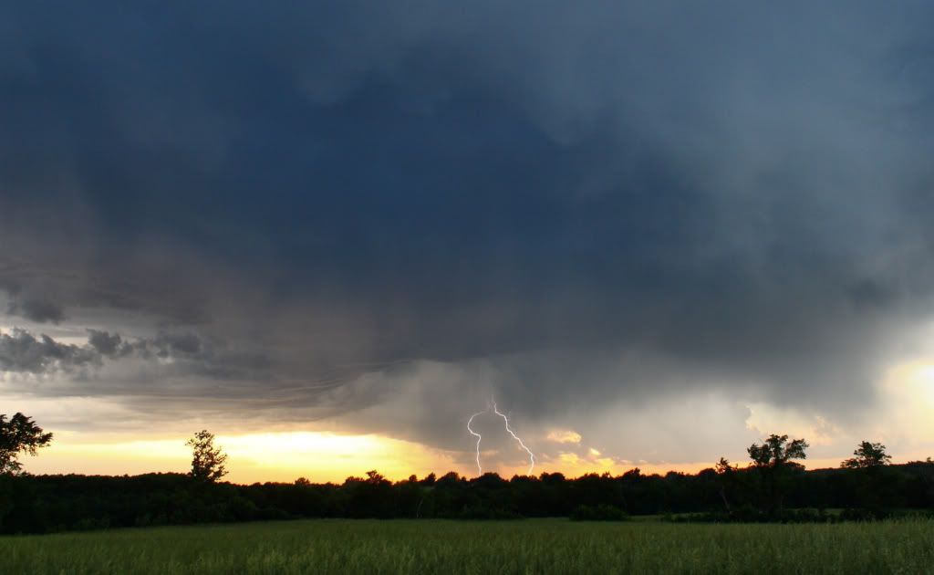 IMAGE: http://i103.photobucket.com/albums/m139/gerbalhunter/Lightning%20Shots/LightningStrike2.jpg