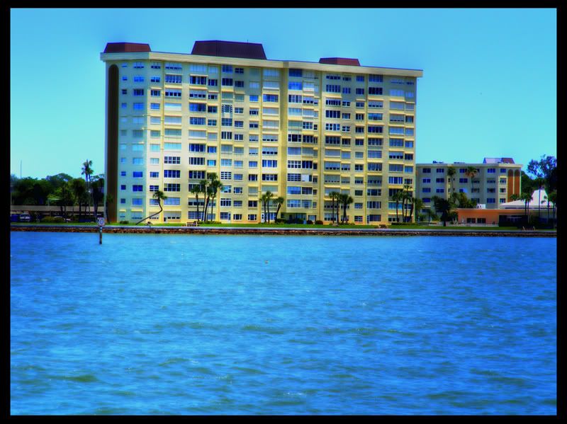 http://i103.photobucket.com/albums/m153/bluemeanietsi/florida/hotel2-1024.jpg