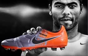 Ashley Cole tadinya adalah pemegang kontrak jangka panjang dari sepatu bola adidas F50. Namun ketika tahun 2009/10 kontraknya habis, Cole memutuskan untuk ... - cole2